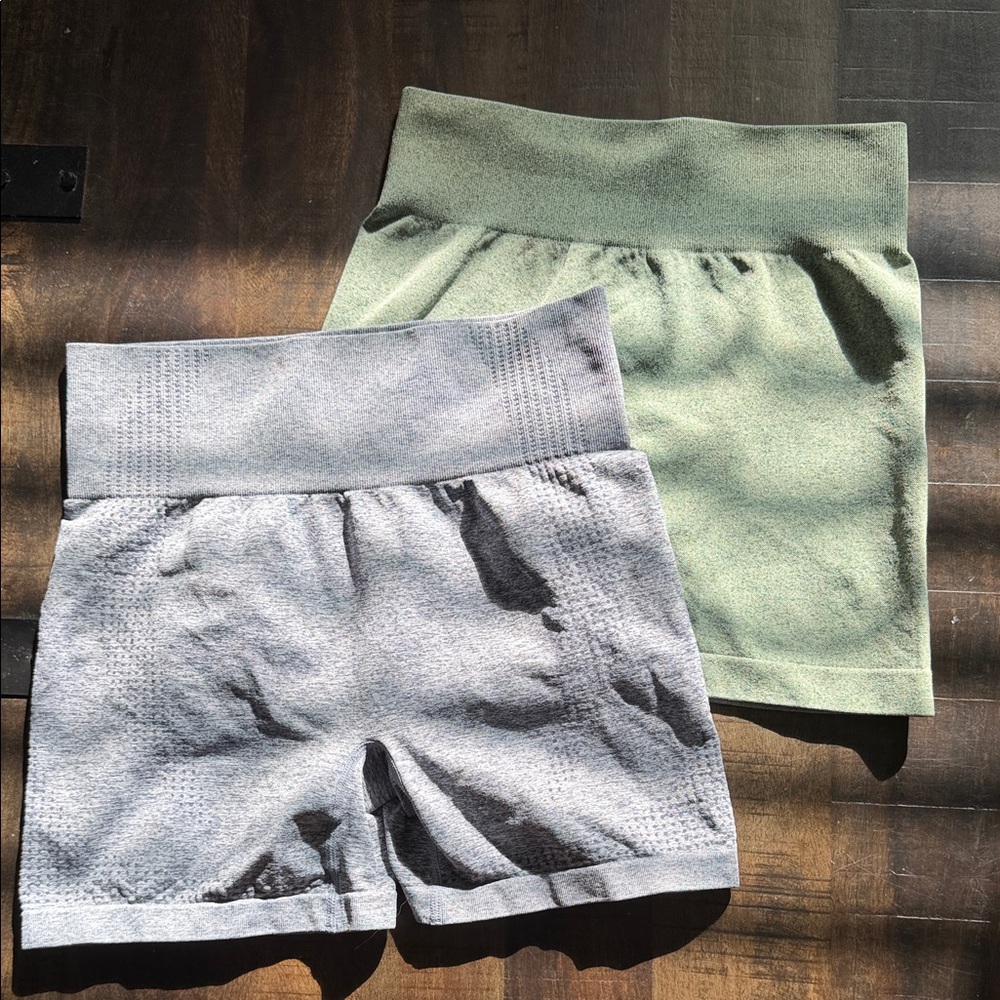 COS Seamless High-Waist Bike Shorts Duo - Sage Green & Light Gray